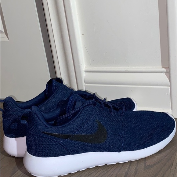 navy roshe one